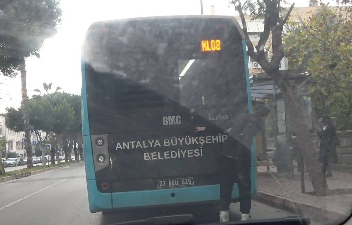 Antalya’da patenli genç, şoförün elinden zor kurtuldu