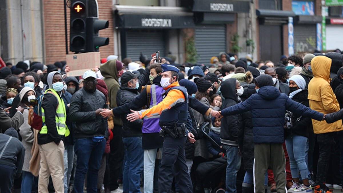 Belçika'daki gösterilerde polis merkezi ateşe verildi