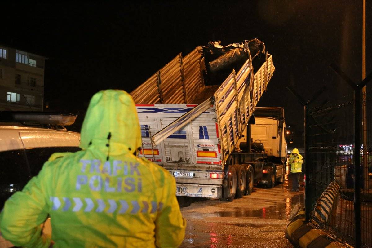 Kocaeli'de damperi açılan tır üst geçide çarptı