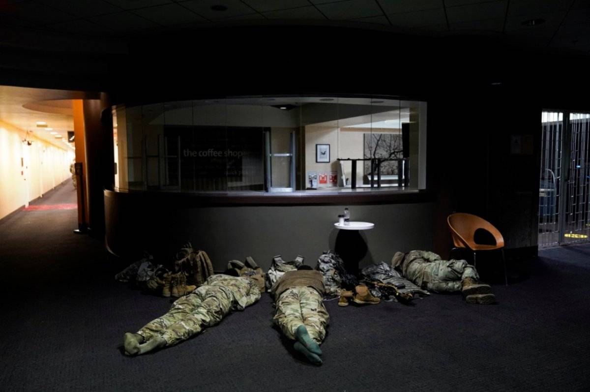 Amerikan askerlerinin Kongre binasını koruduğu görüntüler