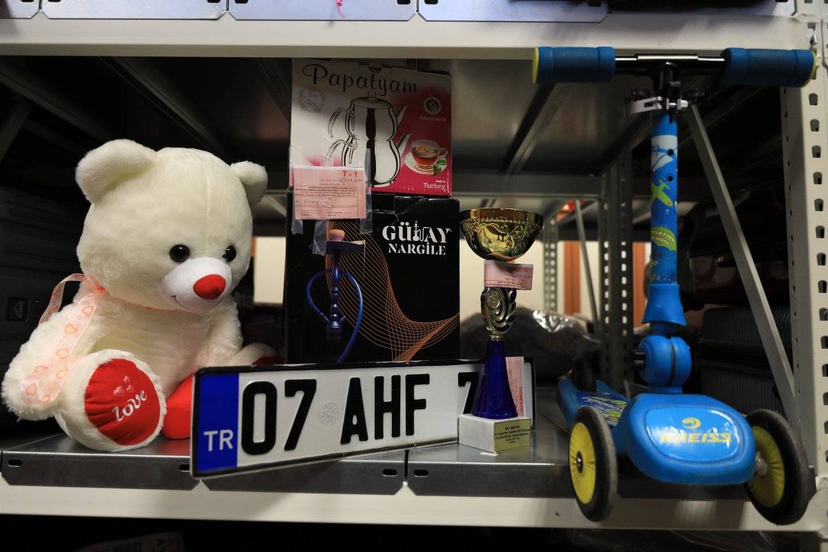 Antalya Havalimanı'nda birbirinden ilginç kayıp eşyalar