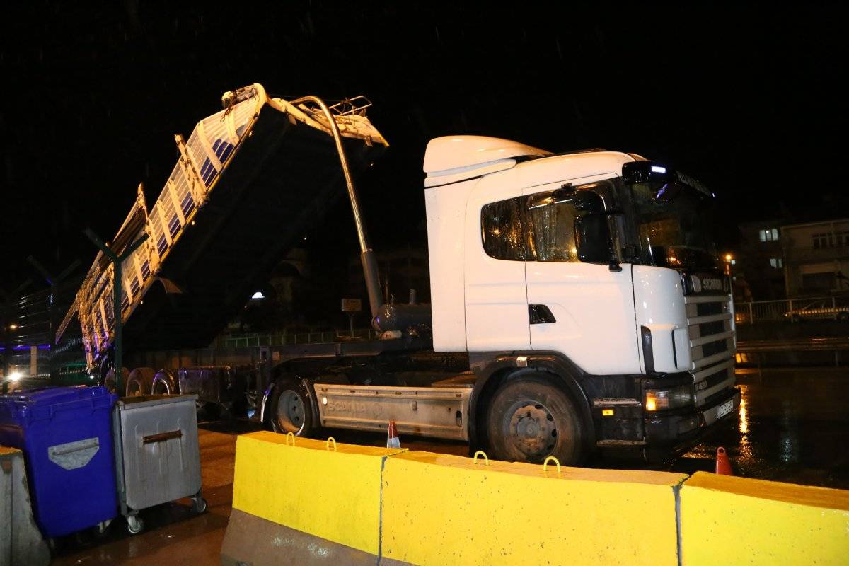 Kocaeli'de damperi açılan tır üst geçide çarptı