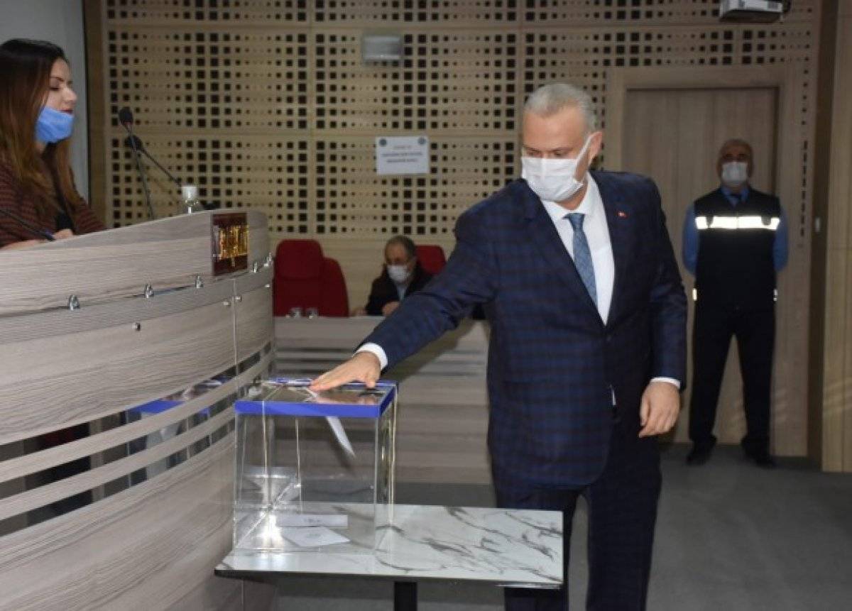 Menemen Belediyesi'nde çekilen kurayı AK Partili Pehlivan kazandı