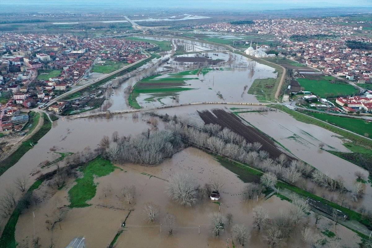 Edirne'de sağanak yağış sonrası Tunca Nehri taştı