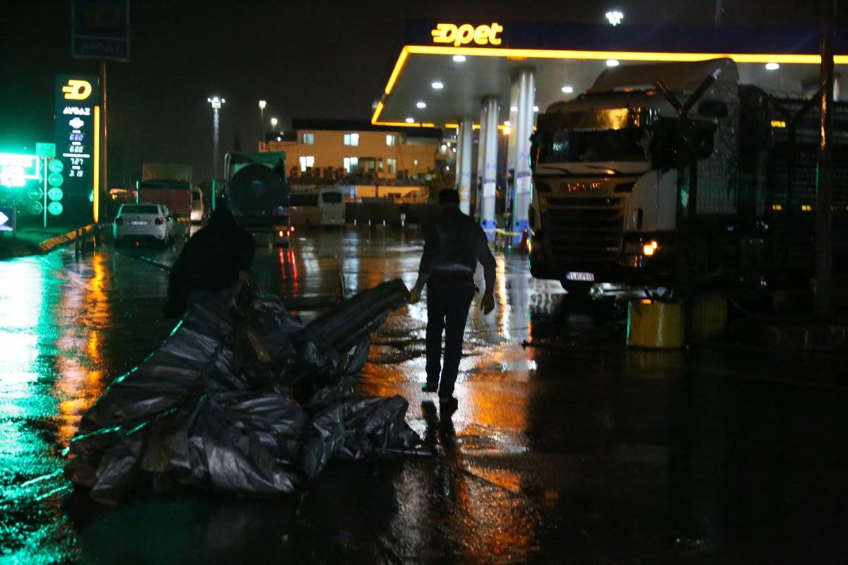 Kocaeli'de damperi açılan tır üst geçide çarptı