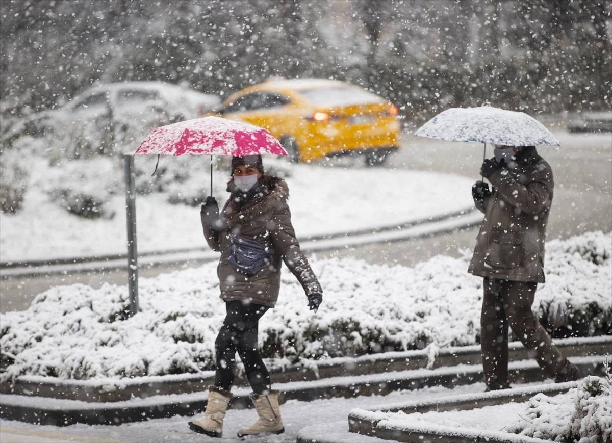 Ankara, kar yağışıyla beyaza büründü