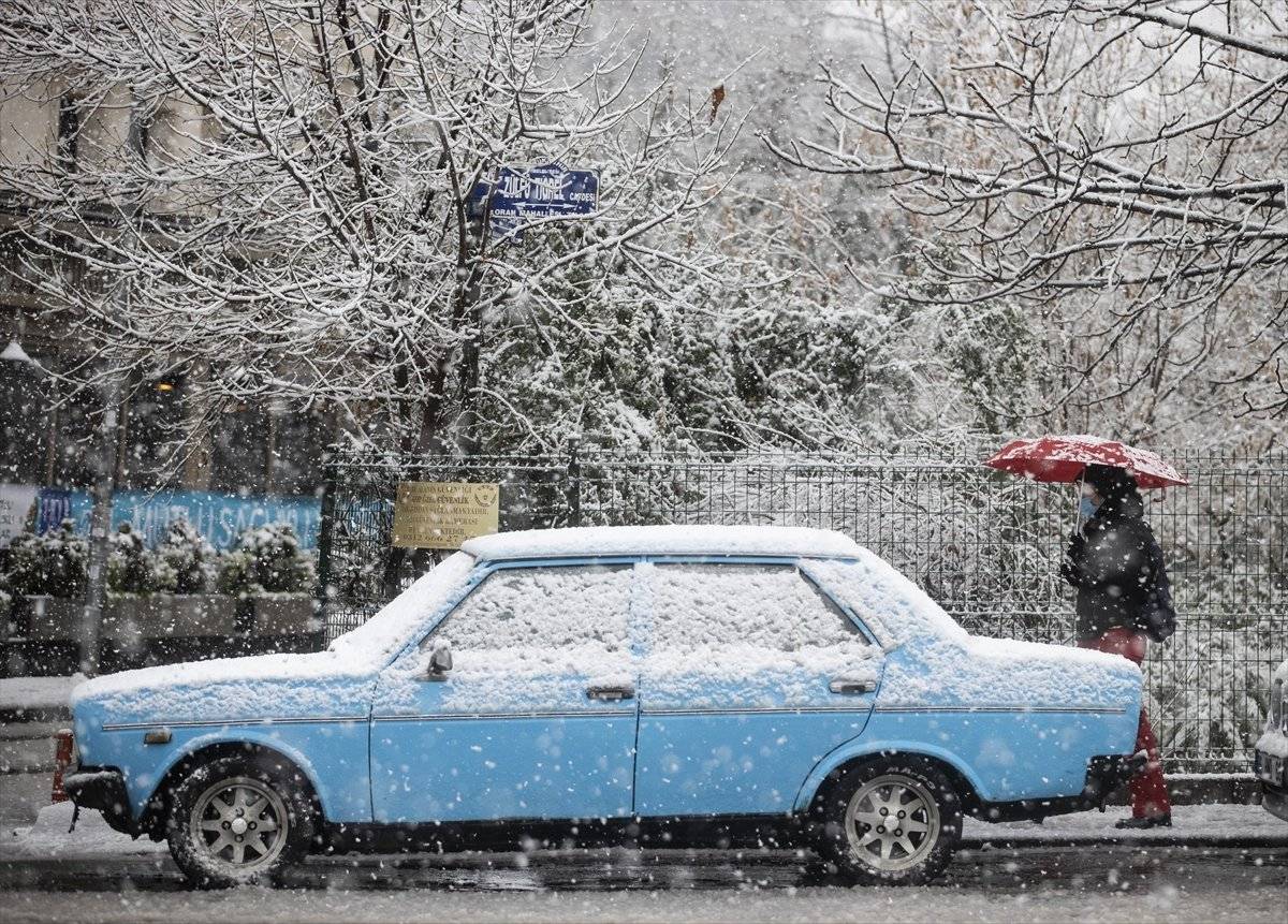 Ankara, kar yağışıyla beyaza büründü