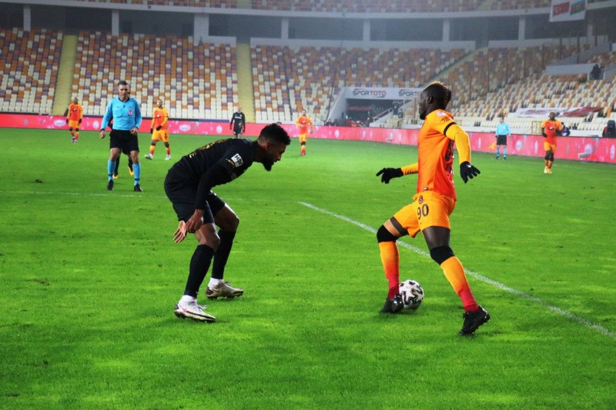 Emre Kılınç'a sinirlenen Diagne direğe kafa attı