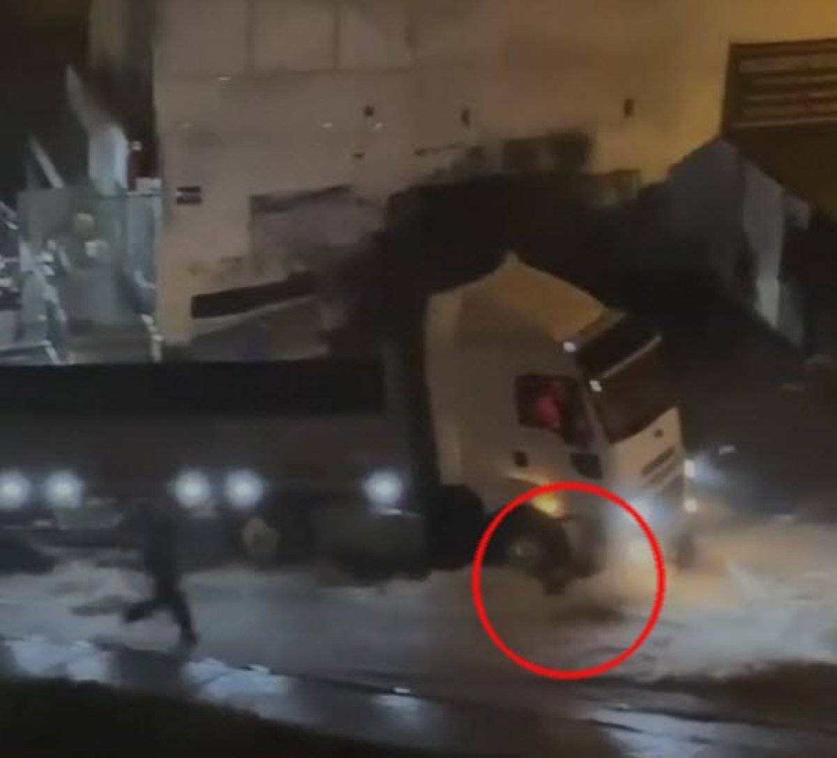 İzmir'de sel sularında sürüklenen kadının kurtarılma anı