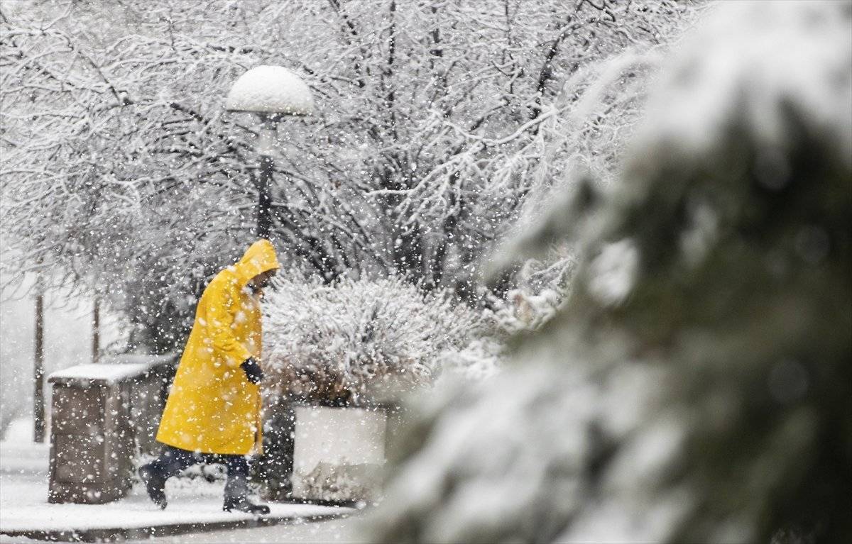 Ankara, kar yağışıyla beyaza büründü