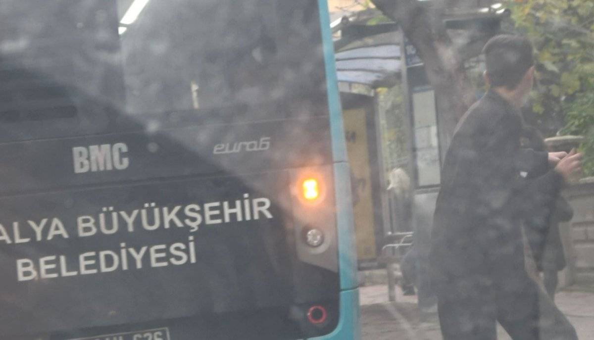 Antalya’da patenli genç, şoförün elinden zor kurtuldu