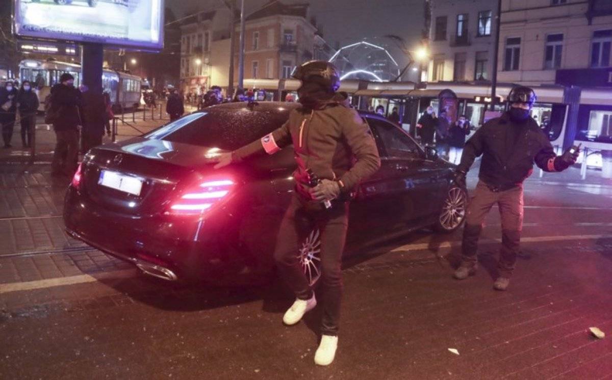 Belçika'daki gösterilerde polis merkezi ateşe verildi