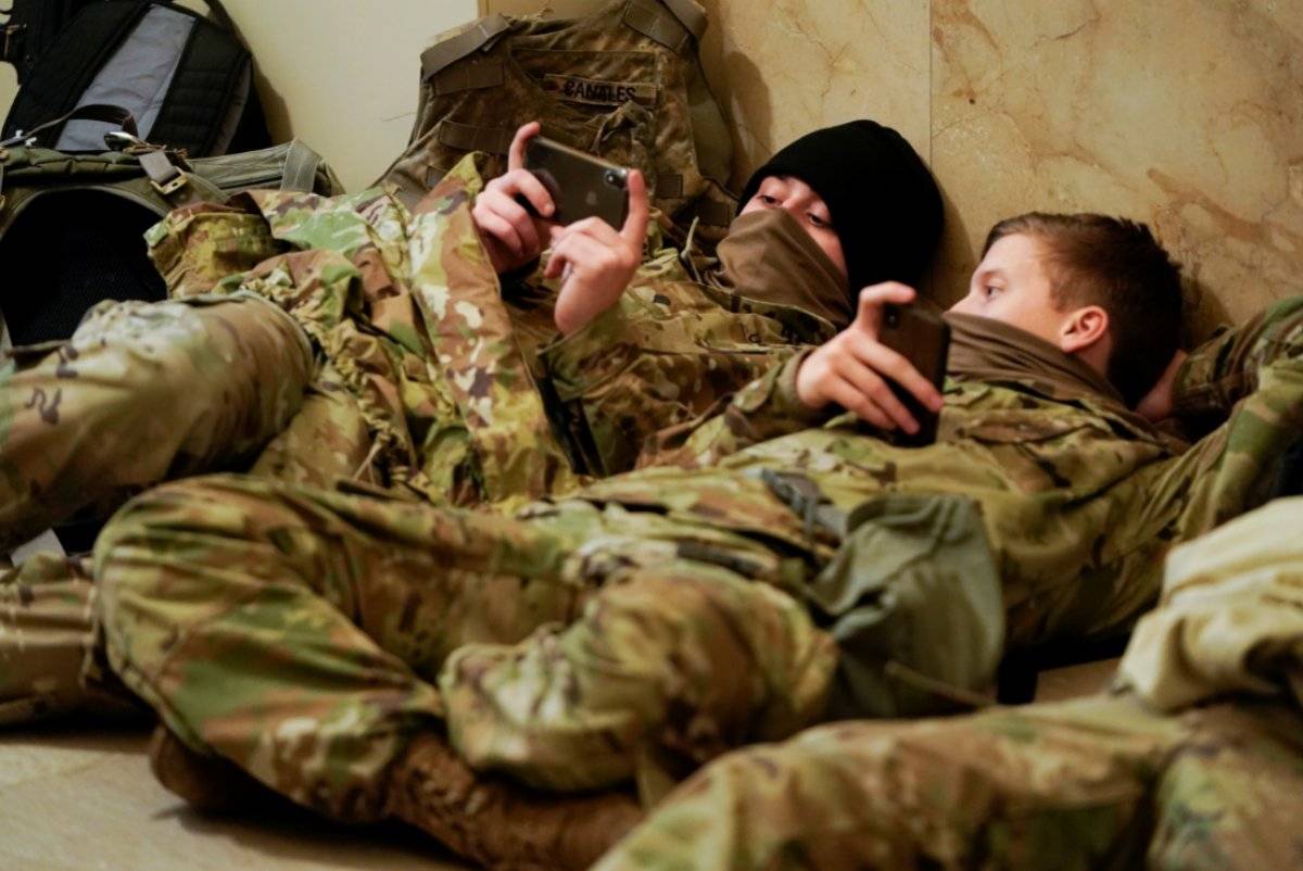 Amerikan askerlerinin Kongre binasını koruduğu görüntüler