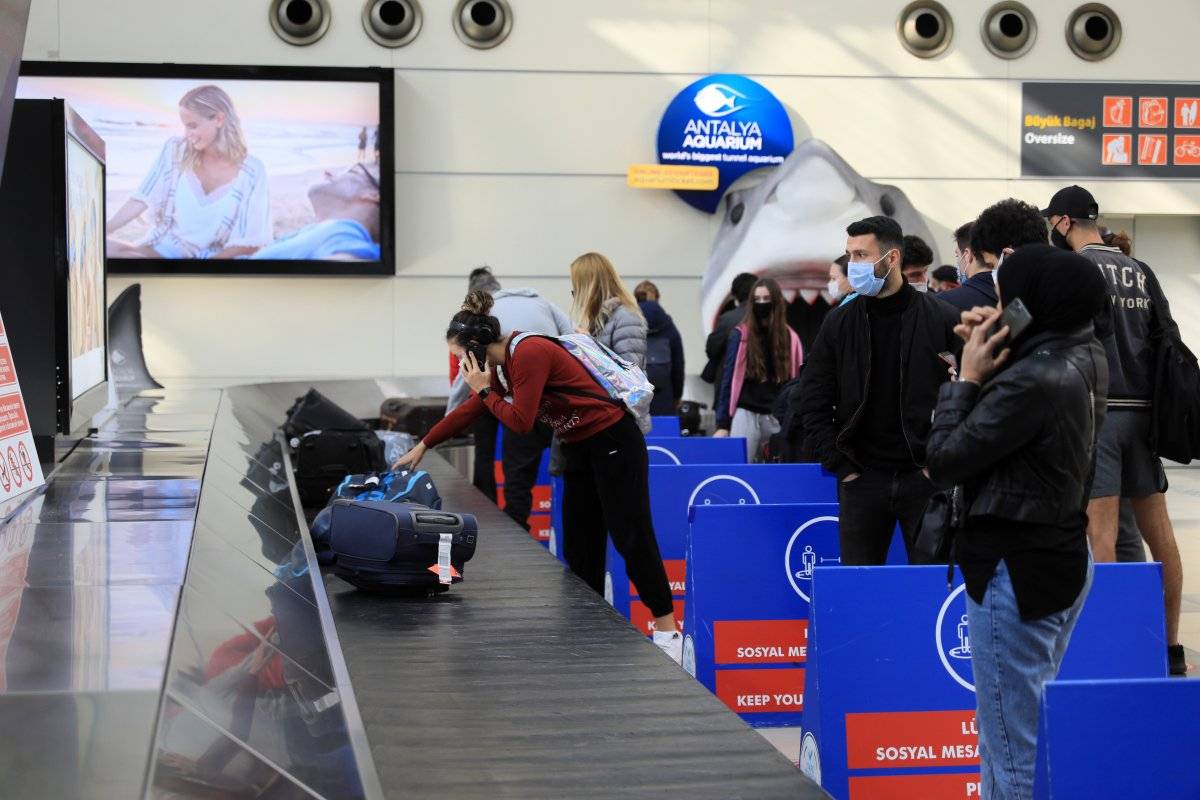 Antalya Havalimanı'nda birbirinden ilginç kayıp eşyalar