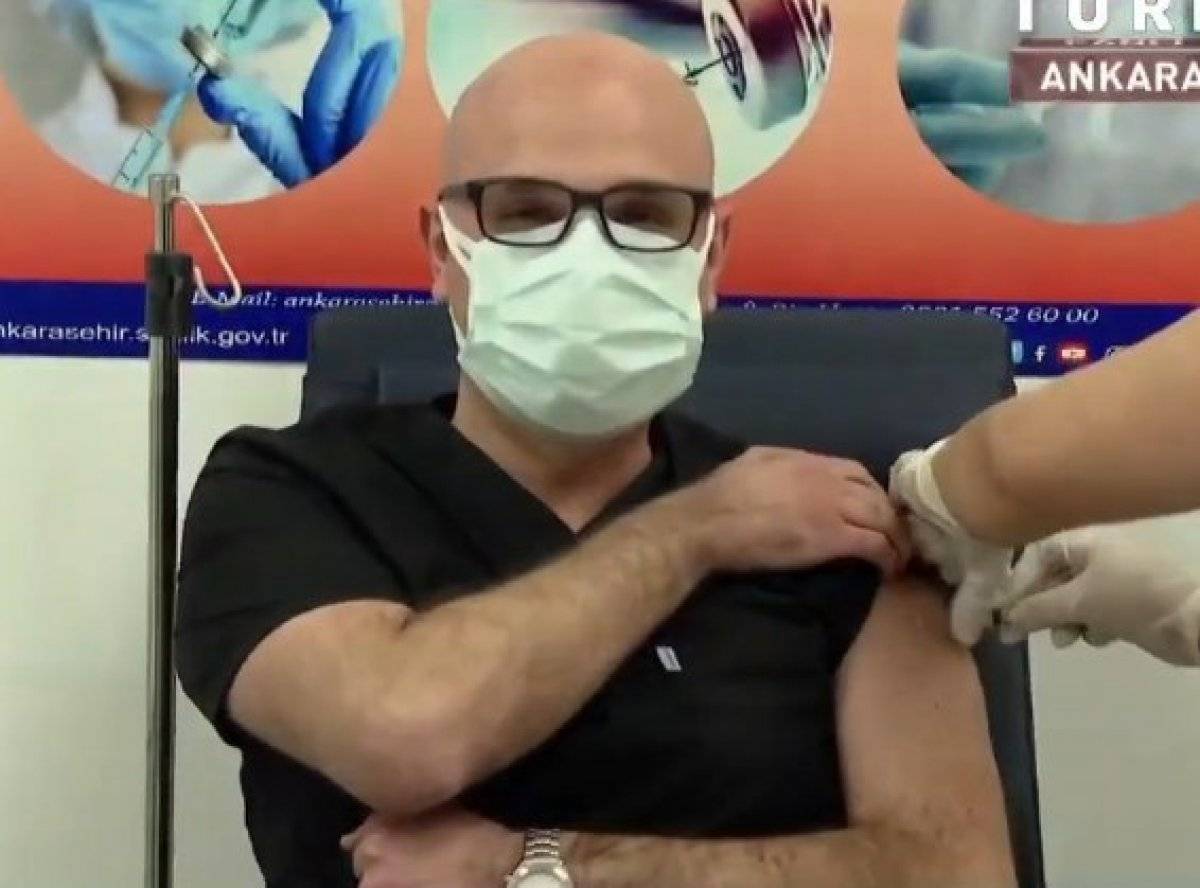 Fahrettin Koca, canlı yayında aşı oldu