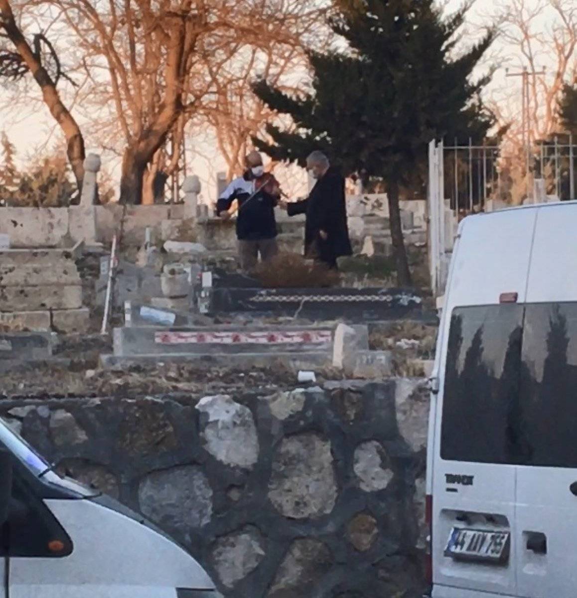 Malatya'da bir kişi mezar başında keman çaldırdı