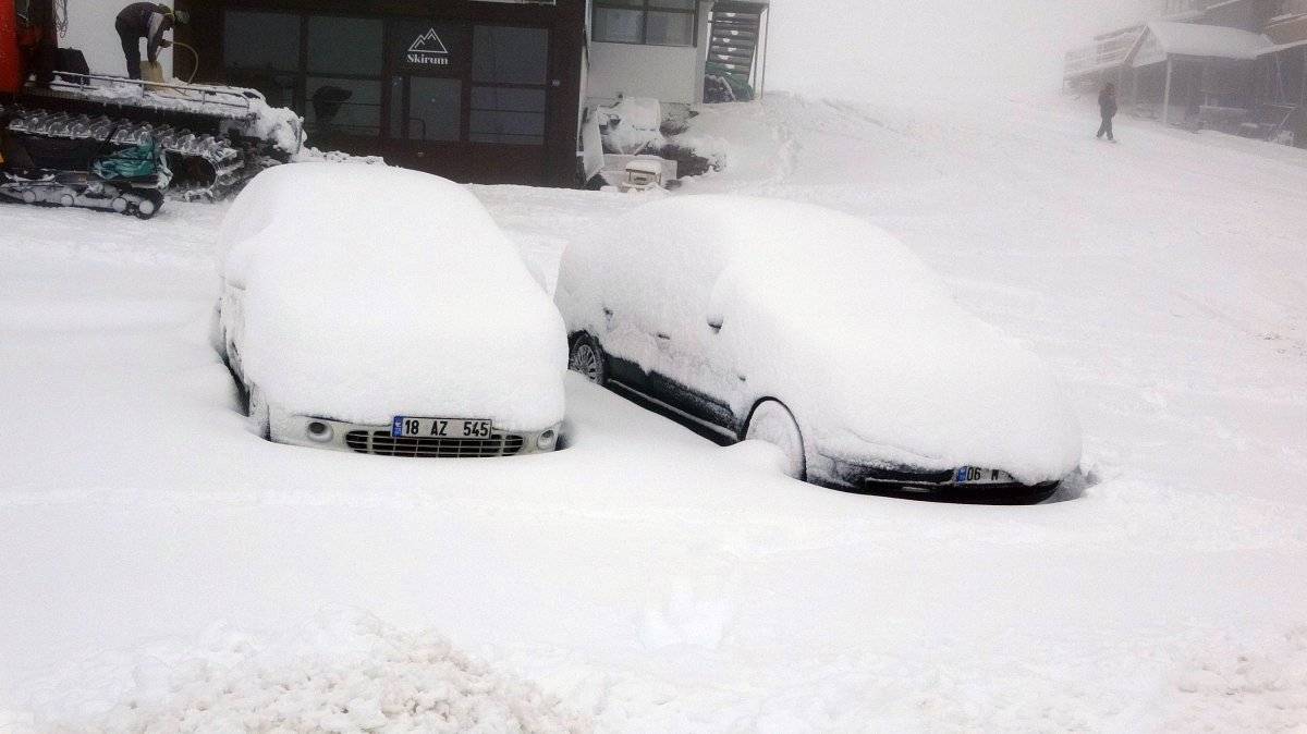 Uludağ beyaza büründü, kar kalınlığı 40 santimetreyi buldu