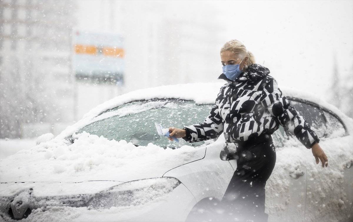 Ankara, kar yağışıyla beyaza büründü