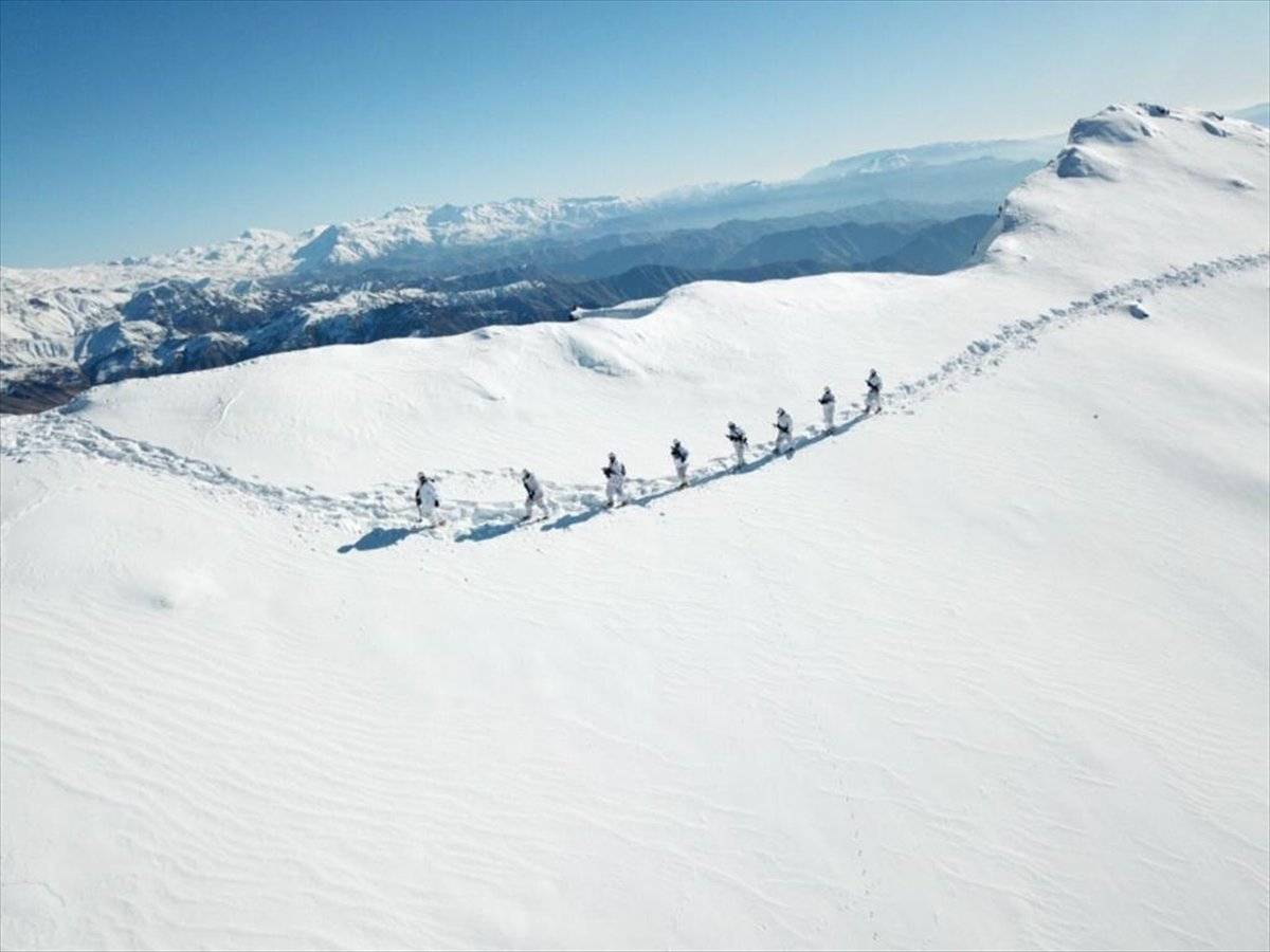 Mehmetçik'in bulunduğu üs bölgelerinde kar kalınlığı 1.5 metreyi geçti