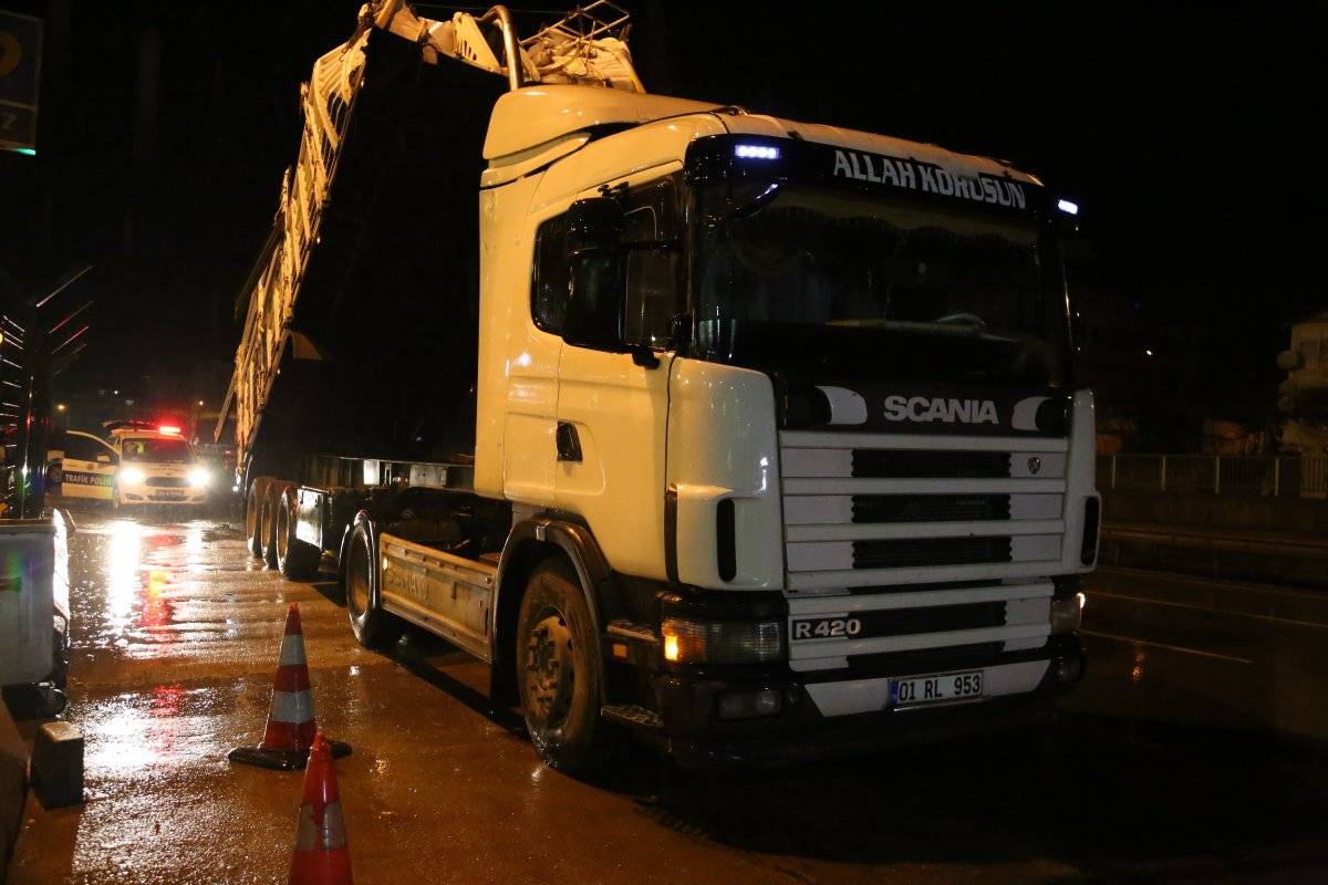 Kocaeli'de damperi açılan tır üst geçide çarptı