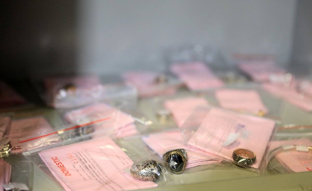 Antalya Havalimanı'nda birbirinden ilginç kayıp eşyalar