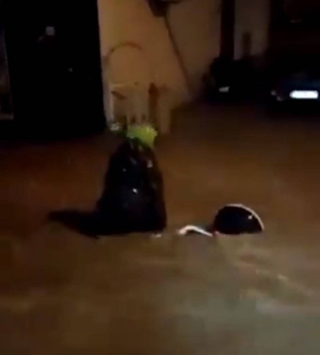 İzmir'de sel sularında sürüklenen kadının kurtarılma anı