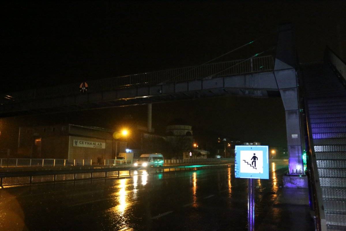 Kocaeli'de damperi açılan tır üst geçide çarptı