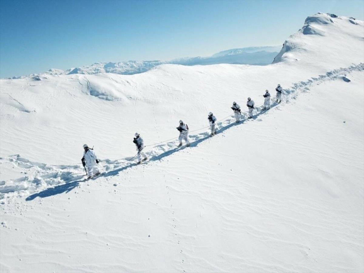 Mehmetçik'in bulunduğu üs bölgelerinde kar kalınlığı 1.5 metreyi geçti