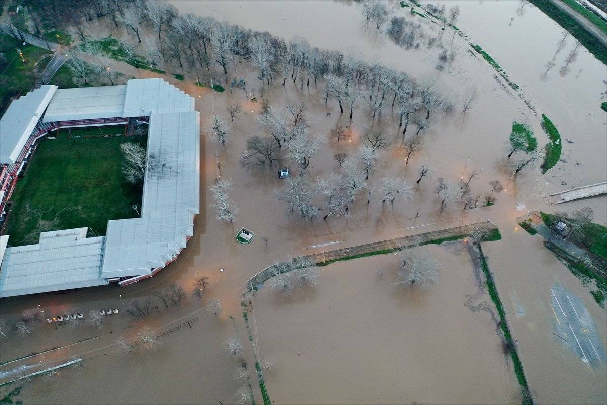 Edirne'de sağanak yağış sonrası Tunca Nehri taştı