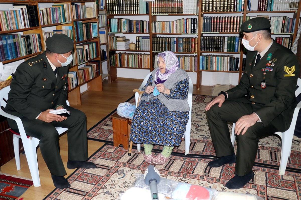 Yalovalı Zeliha Nine, ördüğü çorapları Mehmetçik'e gönderdi