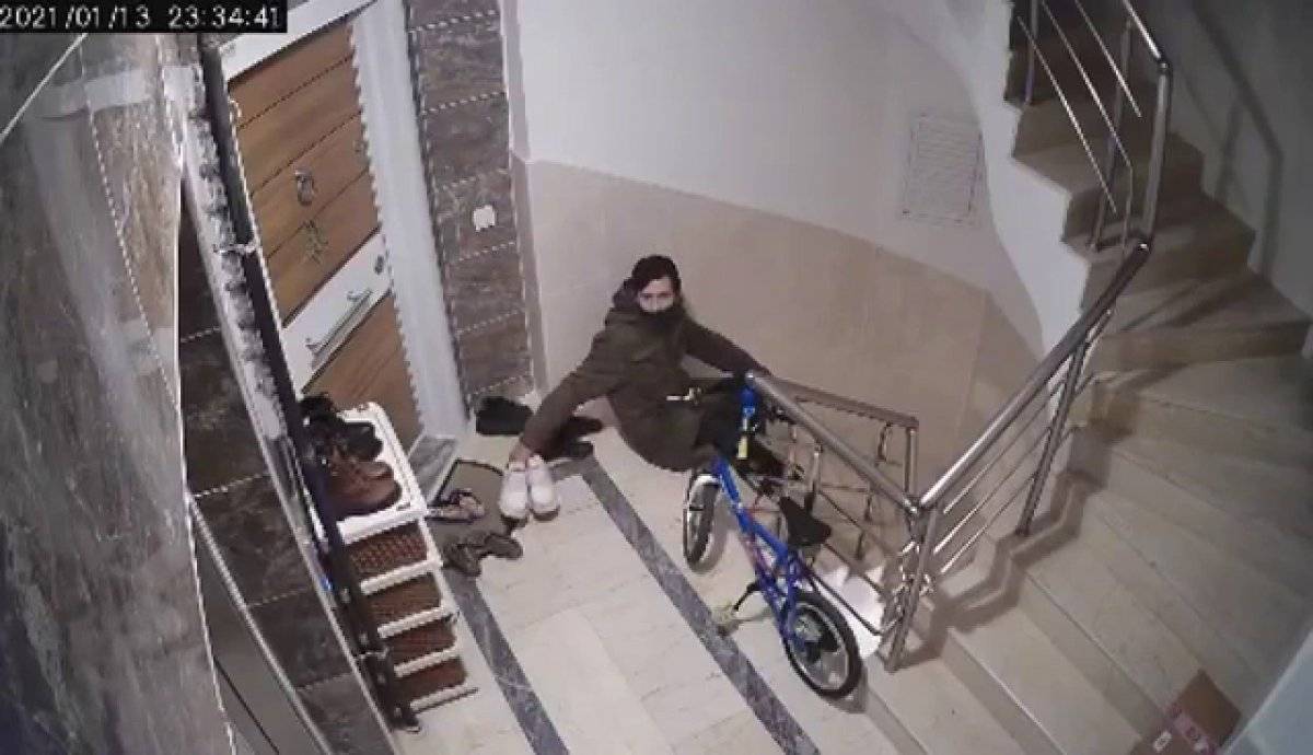 Antalya'da apartmana giren hırsız, denediği botu çaldı