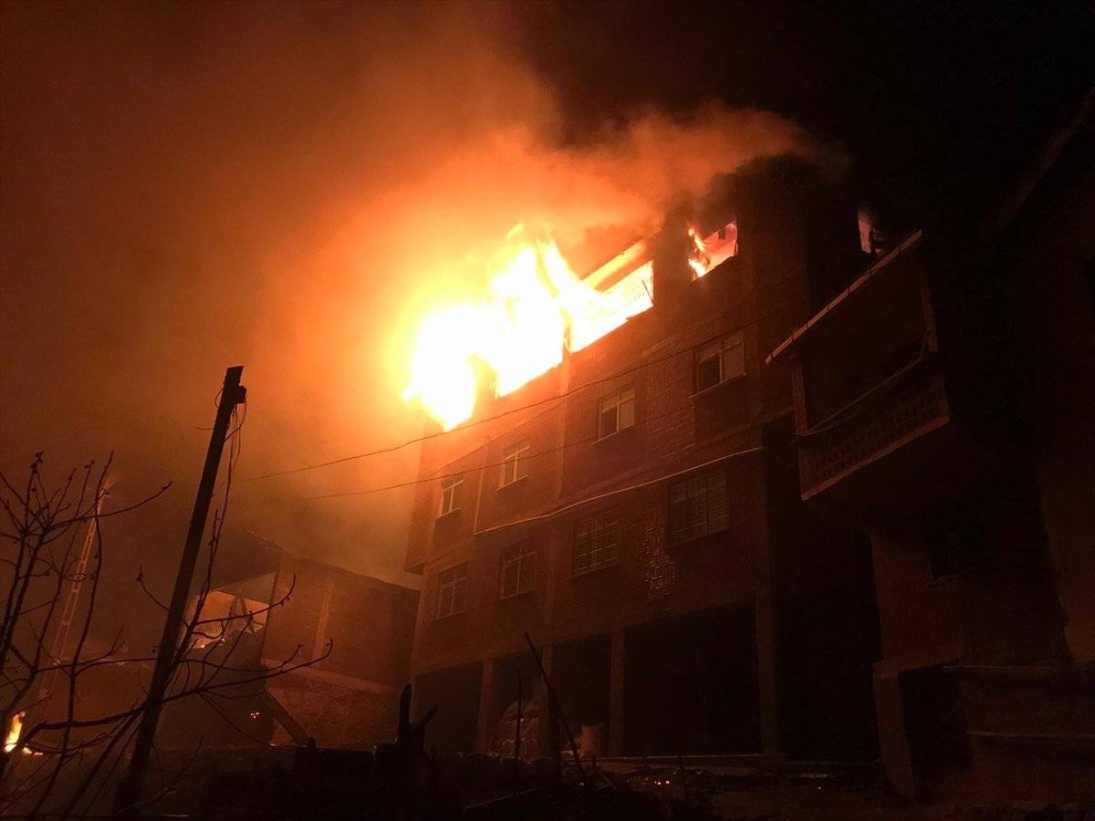 Trabzon'da yangınla yok olan mahallede hasar tespiti yapılıyor