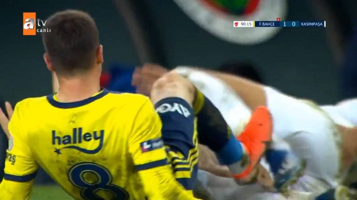 Mert Hakan'ın kırmızı kart gördüğü pozisyon tartışmalara neden oldu