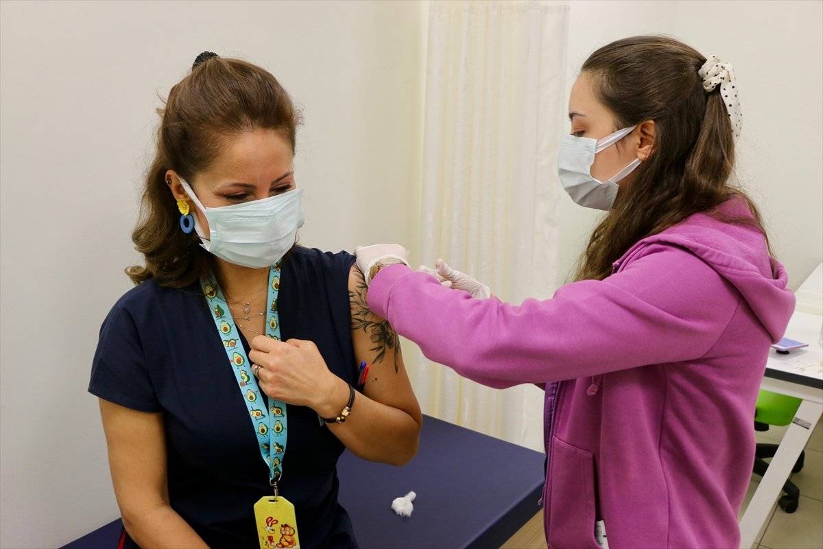 İstanbul'da sağlık çalışanları korona aşısı olmaya başladı