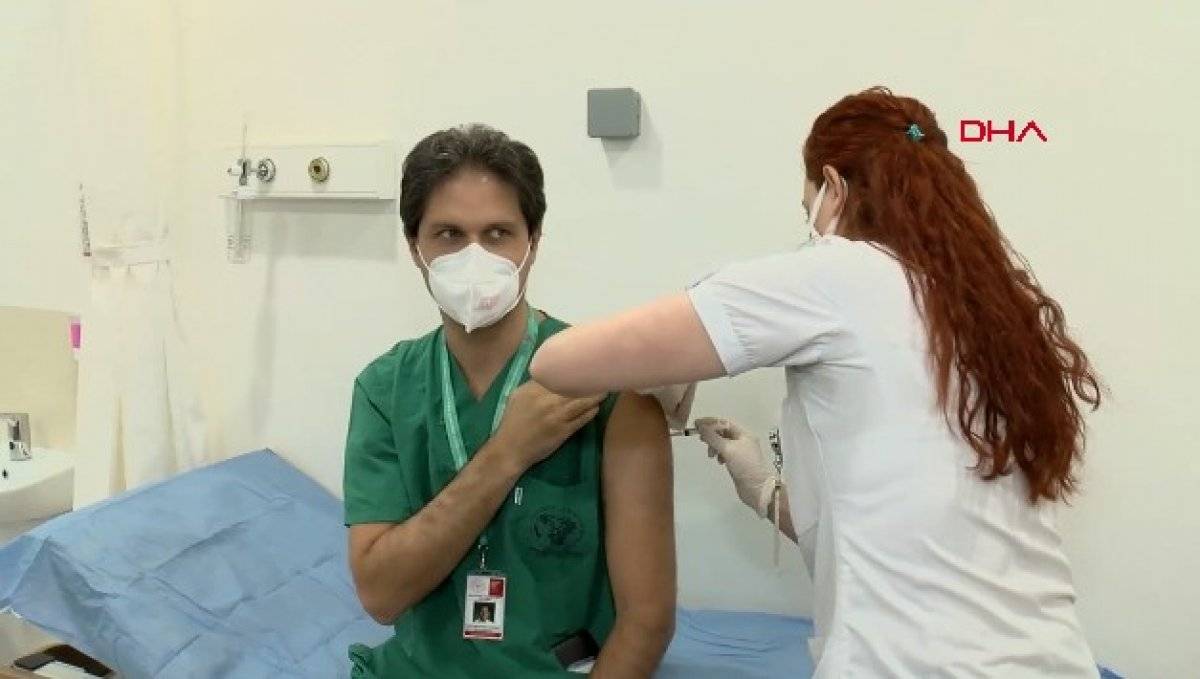 İstanbul'da sağlık çalışanları korona aşısı olmaya başladı
