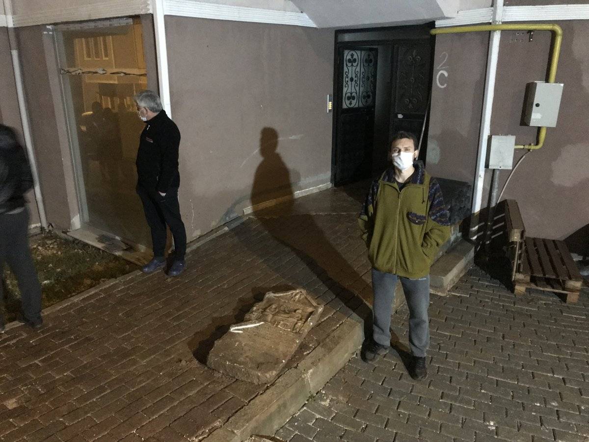 Bursa'da inşaatı izleyen bir kişi, tarihi mezar stelini ortaya çıkardı