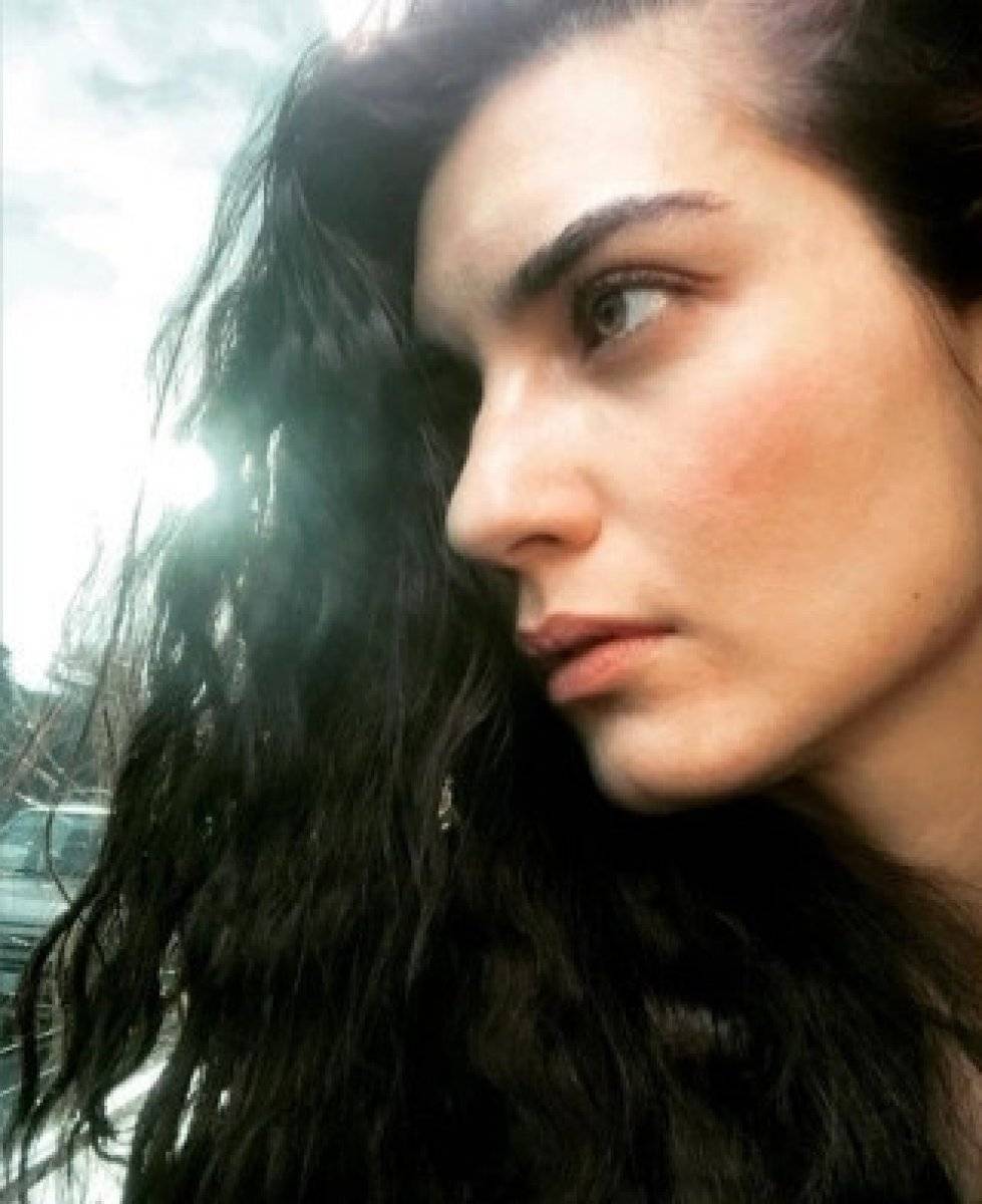Tuba Büyüküstün'den makyajsız paylaşım