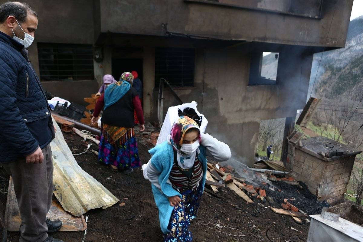 Trabzon'da yangınla yok olan mahallede hasar tespiti yapılıyor