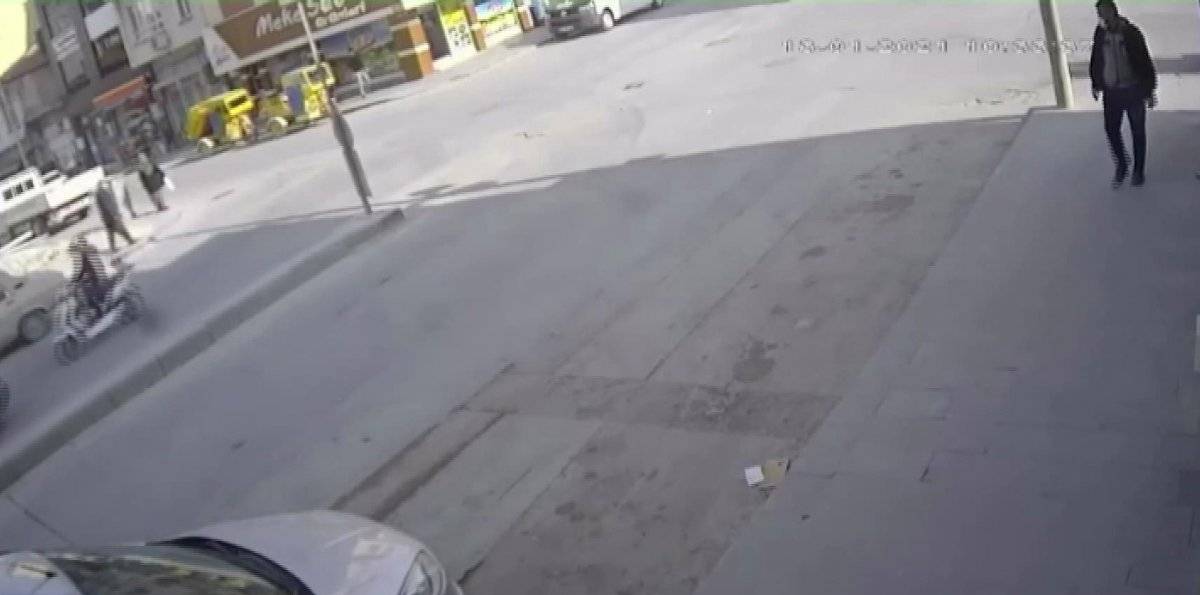 Konya'da uçan çatının altında kalmaktan son anda kurtuldu