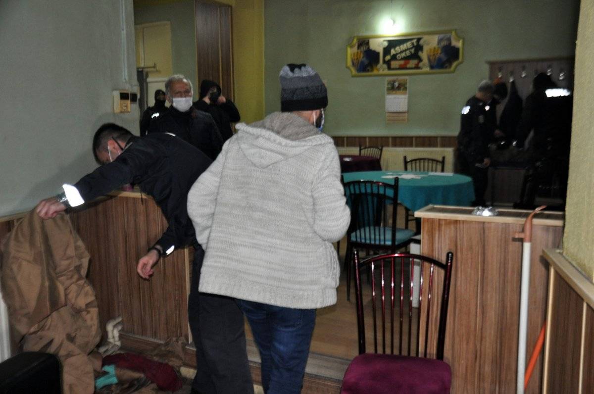 Karaman'da 2 saat arayla yeniden açılan kahvehanede 24 kişi gözaltına alındı