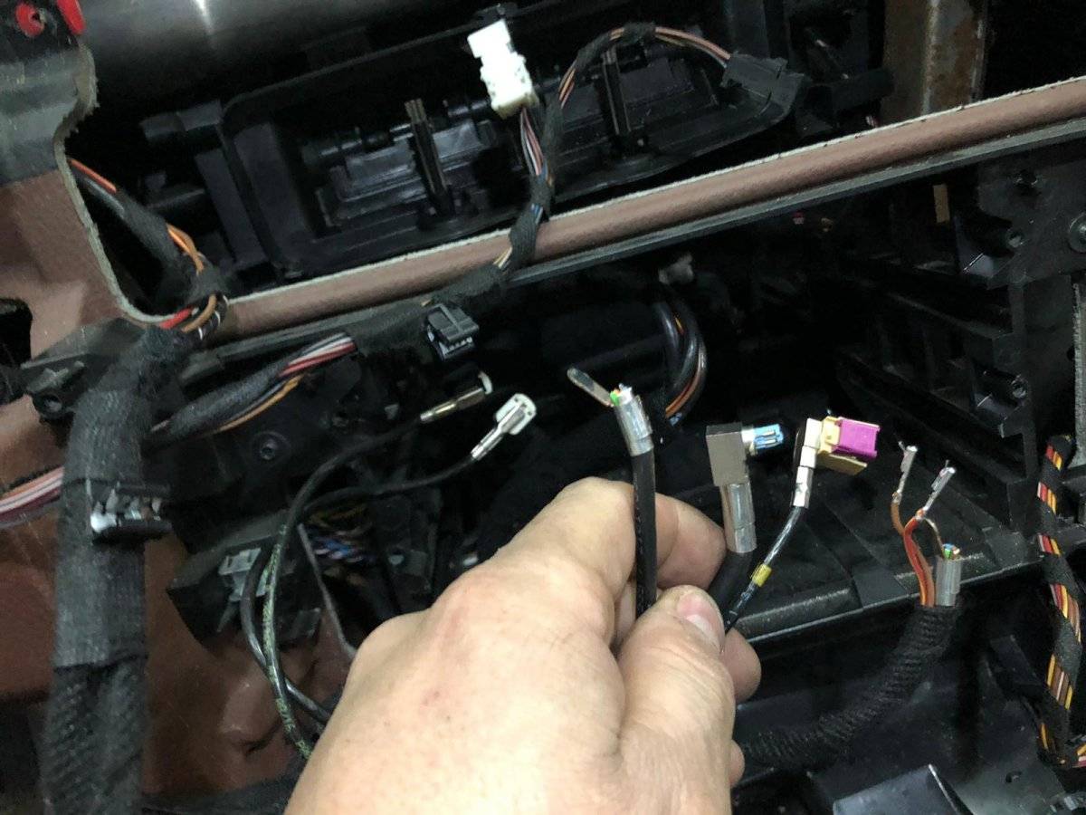 Esenler'de otomobilin elektronik aksamını çalan hırsızlar kamerada