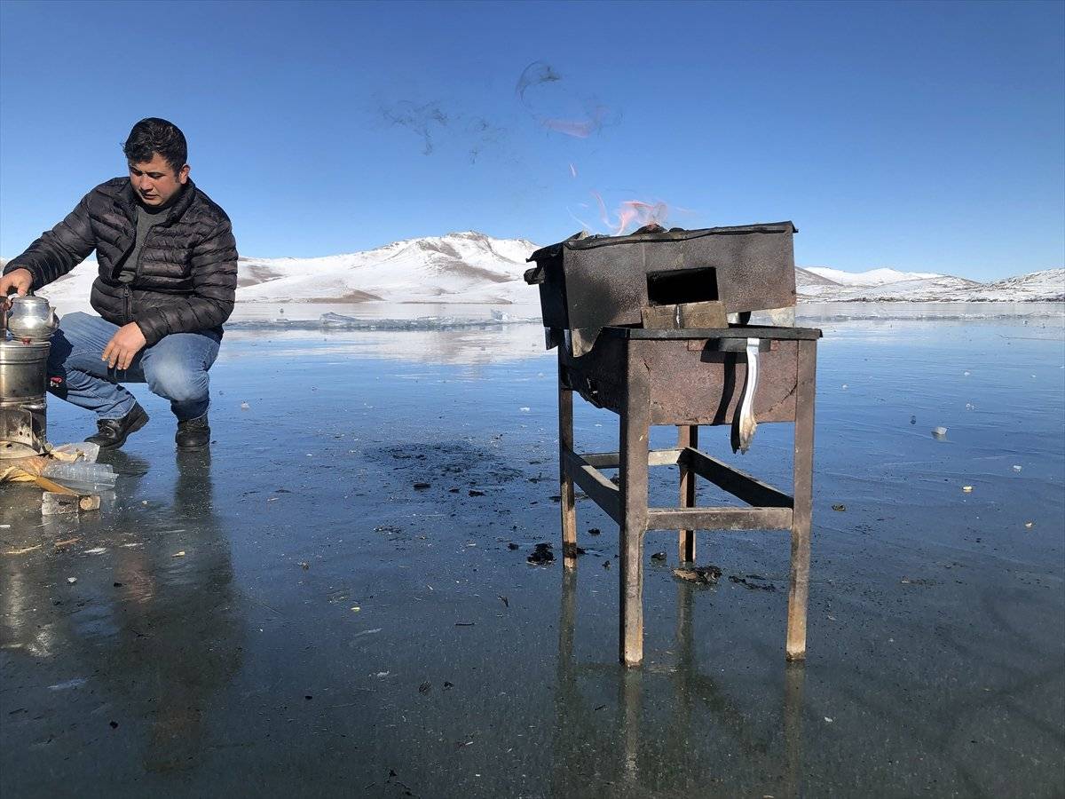 Iğdır'da donmuş göl üstünde mangal yaptılar