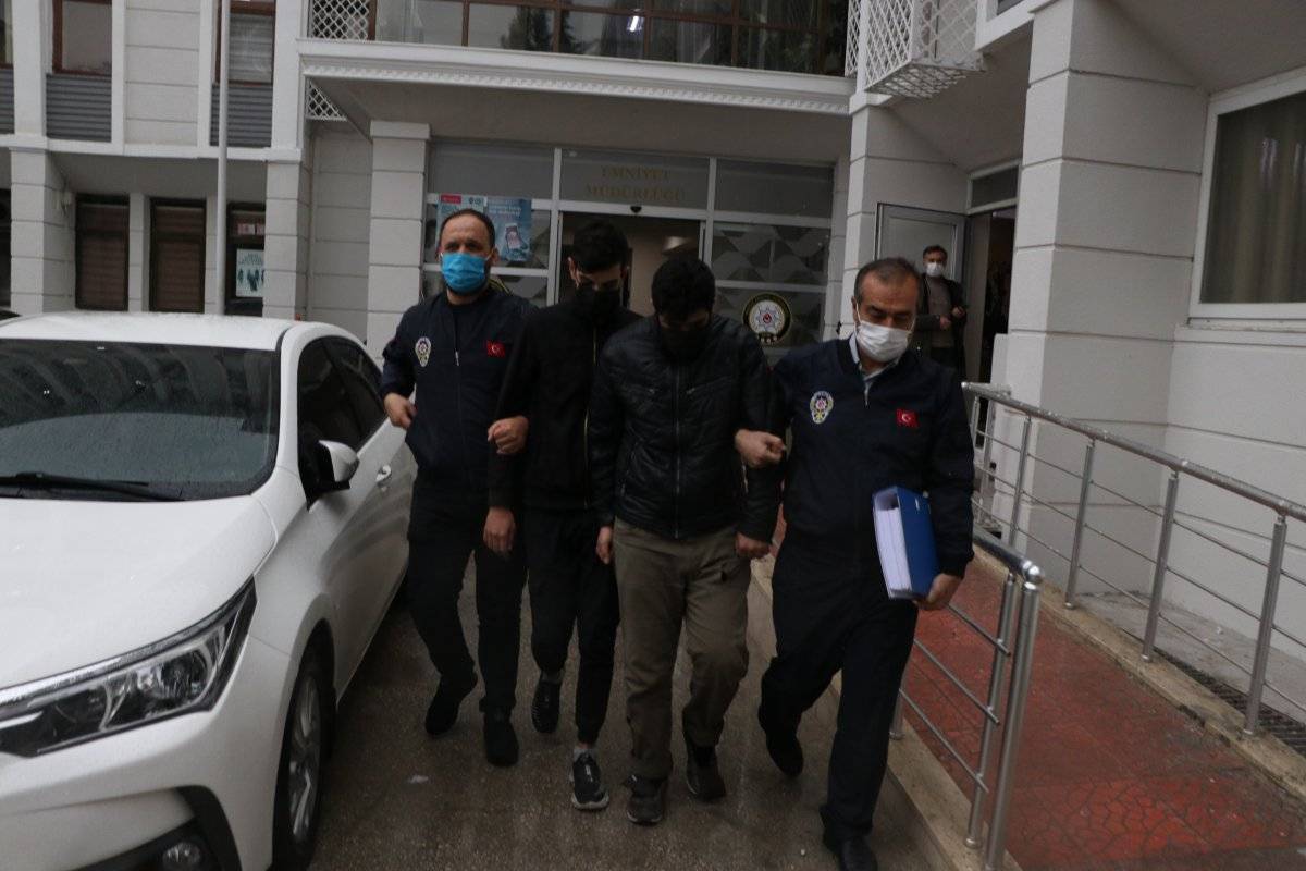 Mersin'de motosiklet çalan hırsızlar, benzin alırken yakalandı