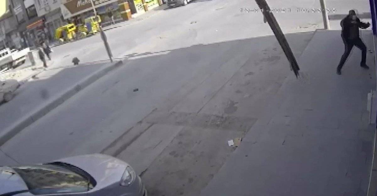 Konya'da uçan çatının altında kalmaktan son anda kurtuldu