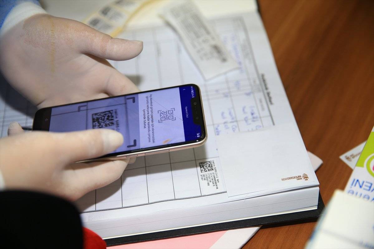 İstanbul'da sağlık çalışanları korona aşısı olmaya başladı