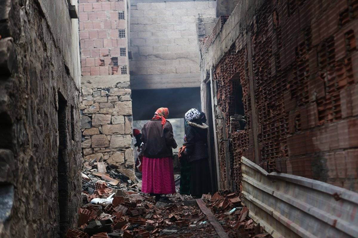 Trabzon'da yangınla yok olan mahallede hasar tespiti yapılıyor