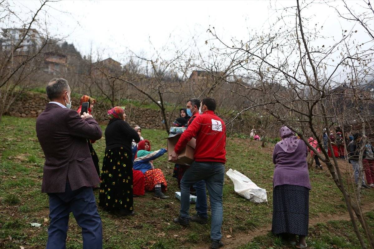 Trabzon'da yangınla yok olan mahallede hasar tespiti yapılıyor