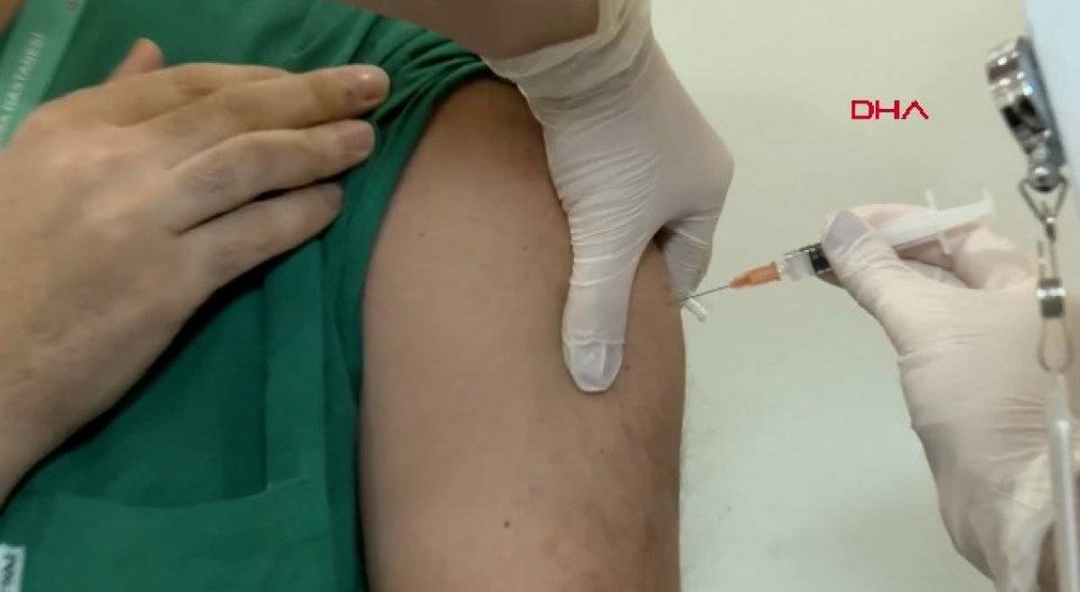 İstanbul'da sağlık çalışanları korona aşısı olmaya başladı