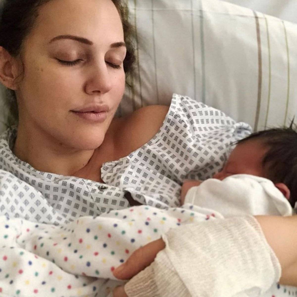 Meryem Uzerli kızının yüzünü ilk kez gösterdi