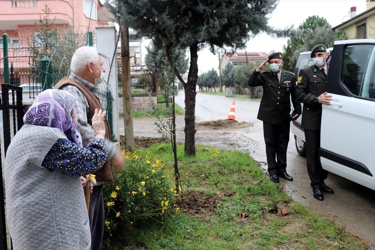 Yalovalı Zeliha Nine, ördüğü çorapları Mehmetçik'e gönderdi